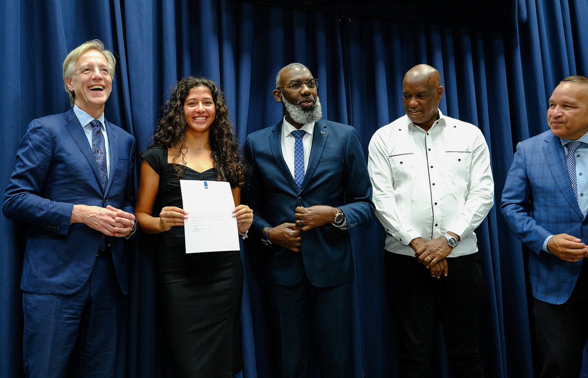 Voortaan kunnen Caribische studenten al voor vertrek naar Nederland een BSN krijgen. Dat bevordert het studiesucces. Erg blij dat ik op Curaçao het eerste BSN symbolisch mocht overhandigen aan Sibella Mendez. Zij wil geneeskunde gaan studeren aan de VU. Veel succes in NL! @MinBZK