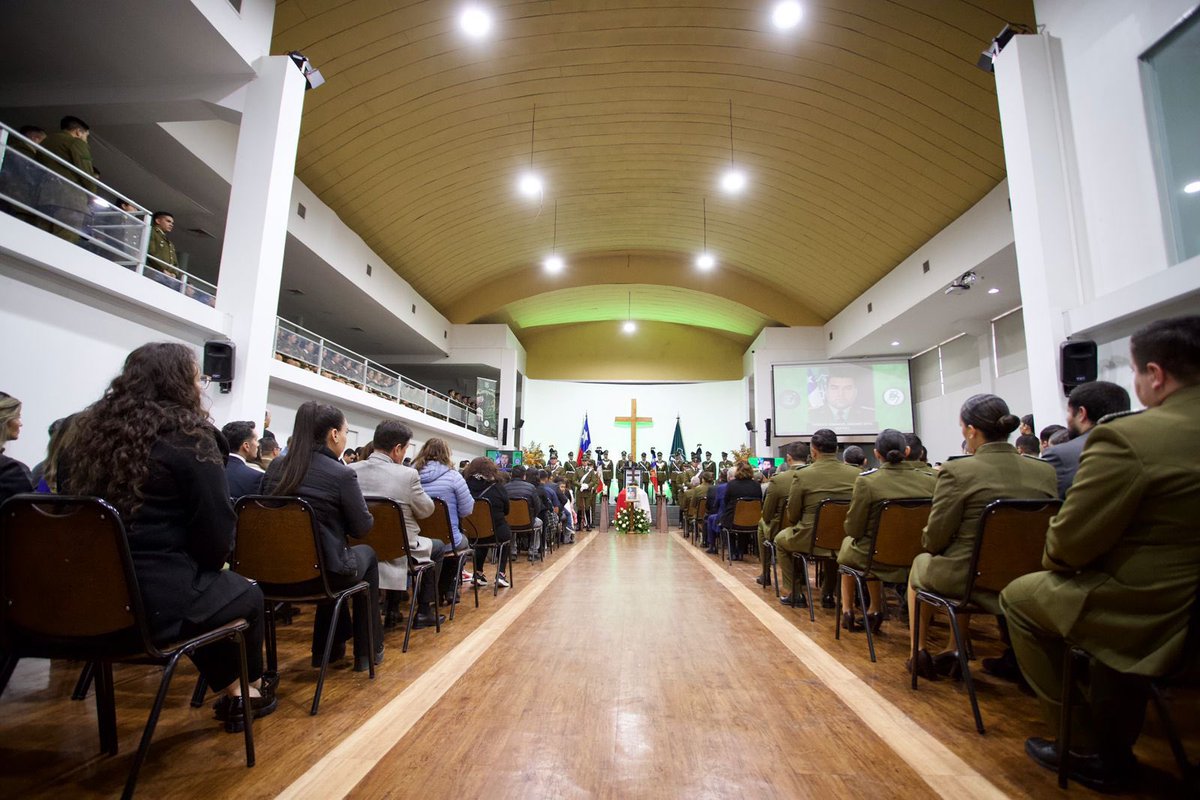 La ministra del Interior y Seguridad Pública, @Carolina_Toha, asiste a ceremonia religiosa en homenaje al teniente Emmanuel Sánchez, en el Templo Evangélico de @Carabdechile.