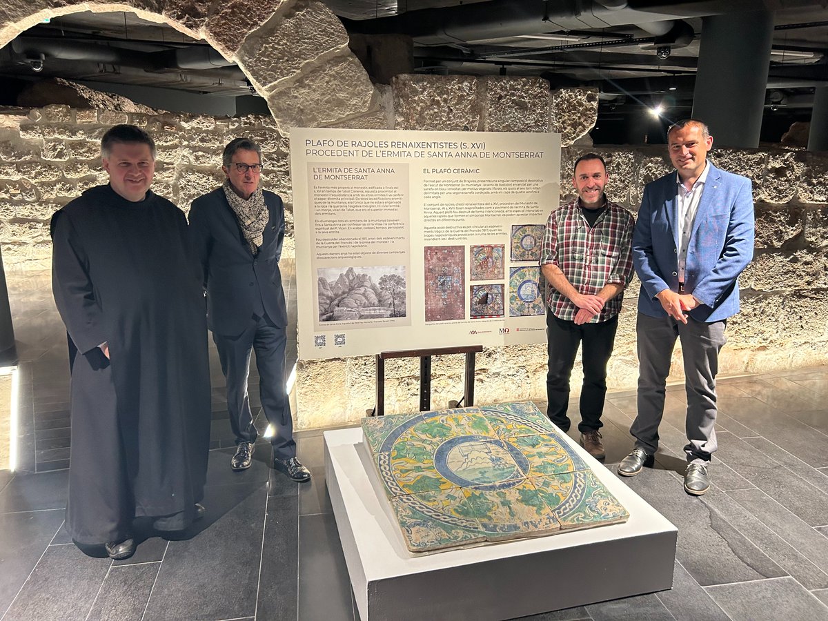 Avui s’ha entregat al @museumontserrat un plafó de rajoles ceràmiques del s. XVI, amb l'emblema de #Montserrat, recuperat de l'ermita de Sta Anna per l’arqueòleg Jordi Roig. La restauració ha estat sufragada pel @PNMontserrat #Bages #CatalunyaCentral @patrimonigencat @cultura_cat