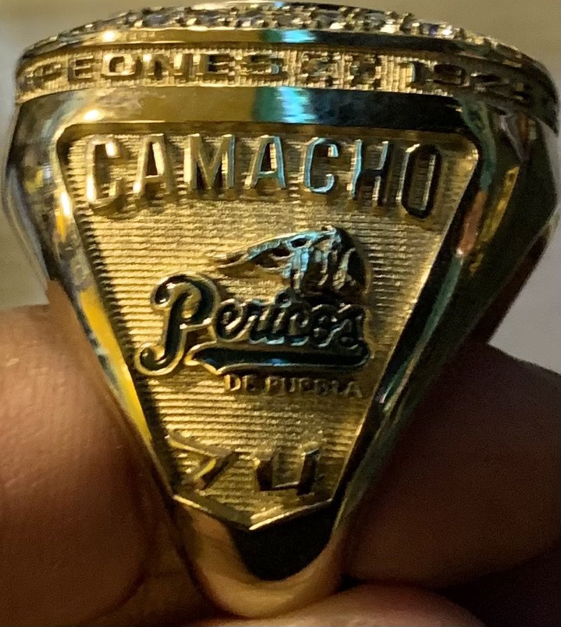 #EsTiempoDeBeisbol y de ver el anillo de campeón que la organización de los @Pericos_Oficial le dieron a sus jugadores correspondientes al título de la temporada 2023 de la @LigaMexBeis 

#campeones #AnilloDeCampeon #Rings #Ring  #juegoinaugural #lmb