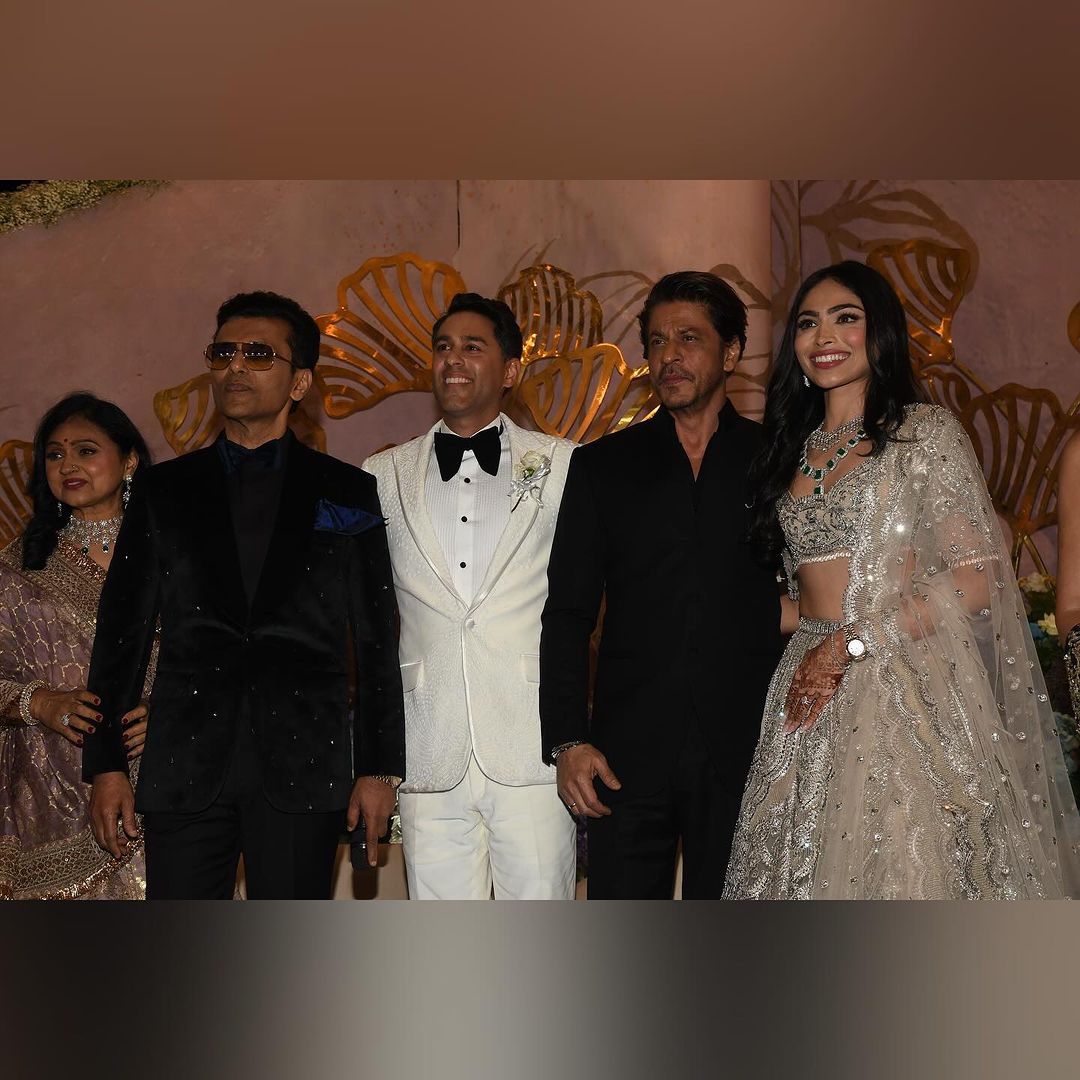 SRK_RUSSIAN_FC1's tweet photo. Repost @anandpandit63: "It indeed became a night to remember as the man who spreads smiles with his charm @iamsrk made the night more memorable by joining us in blessing @aishpanditchaudry &amp; @sahilchaudry" 
https://t.co/tsVdeQrGee https://t.co/M2y1atIWN5