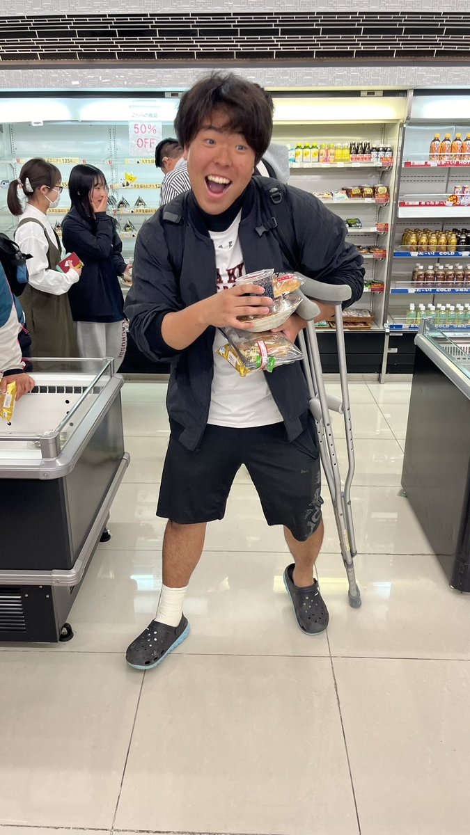 t_8olo's tweet photo. アイリスは閉まる前に行くと50%offになるよ〜‼️ https://t.co/x1x8F897u4