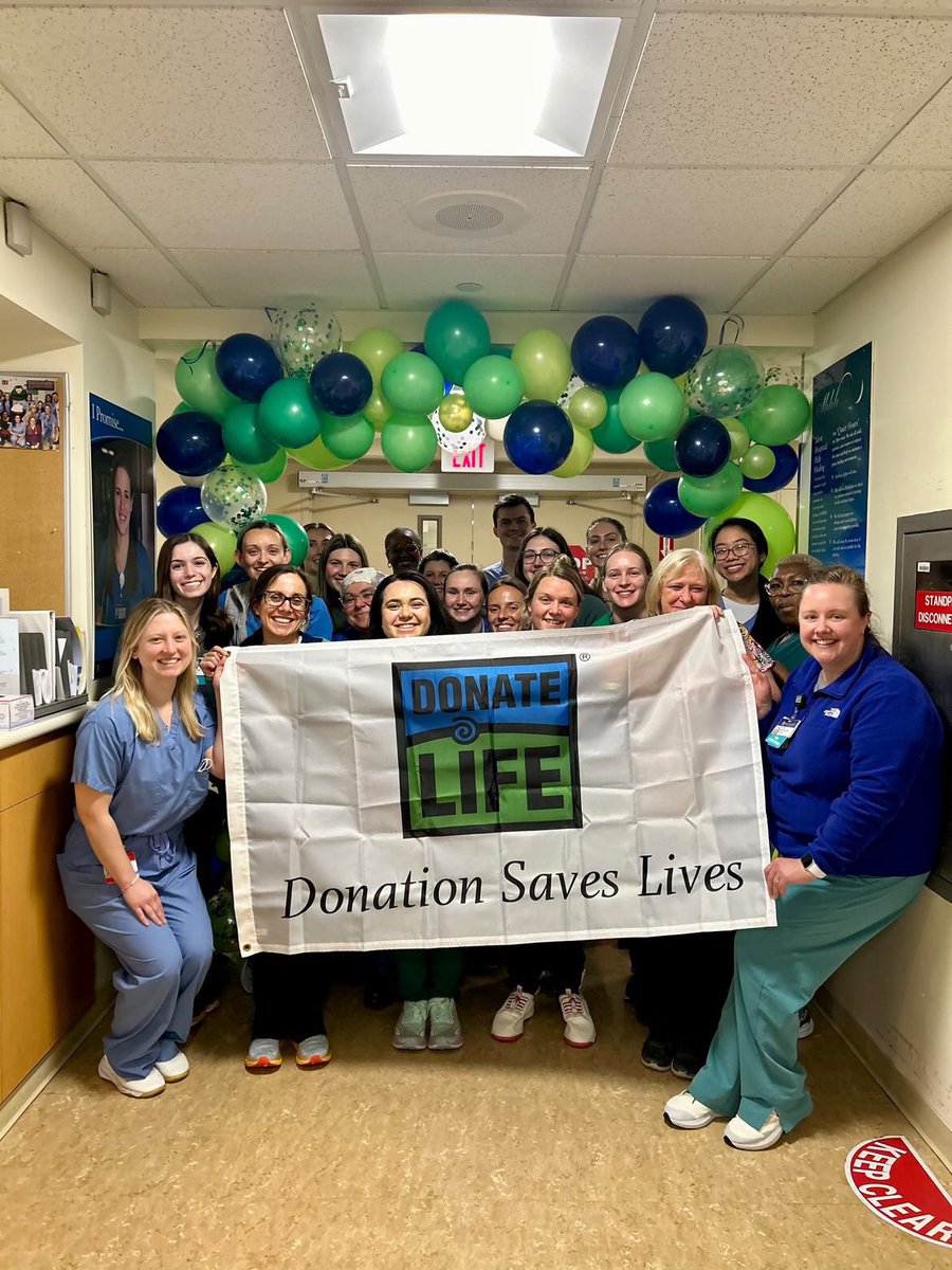 BIDMC Transplant Inpatient team pulled out all the blue and green for #nationalblueandgreenday honoring donors. Join us in honoring those who give the gift of life today! #bidmctransplant #donatelife #livertransplant #kidneytransplant #pancreastransplant #Farr10 @nursing_bidmc
