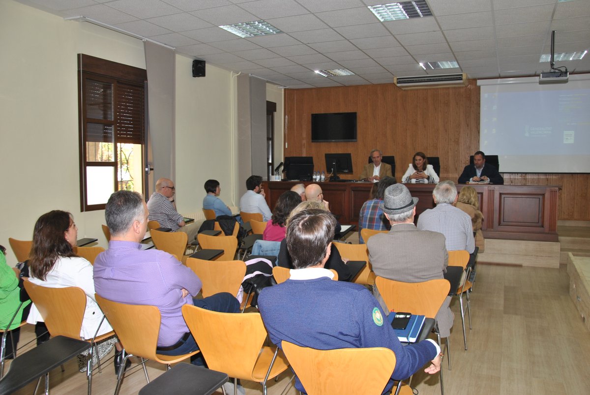 GVAdepsalutcs's tweet photo. La directora general de Salud Pública @GVAsanitat, Ruth Usó visita @GVACspCS y asiste a la presentación del proyecto PaparrAlert 🪲

👀📸Epidemiología vigila las picaduras de garrapata para prevenir la transmisión de enfermedades con imágenes que llegan de los centros de salud https://t.co/1Lz1FtH3Kz