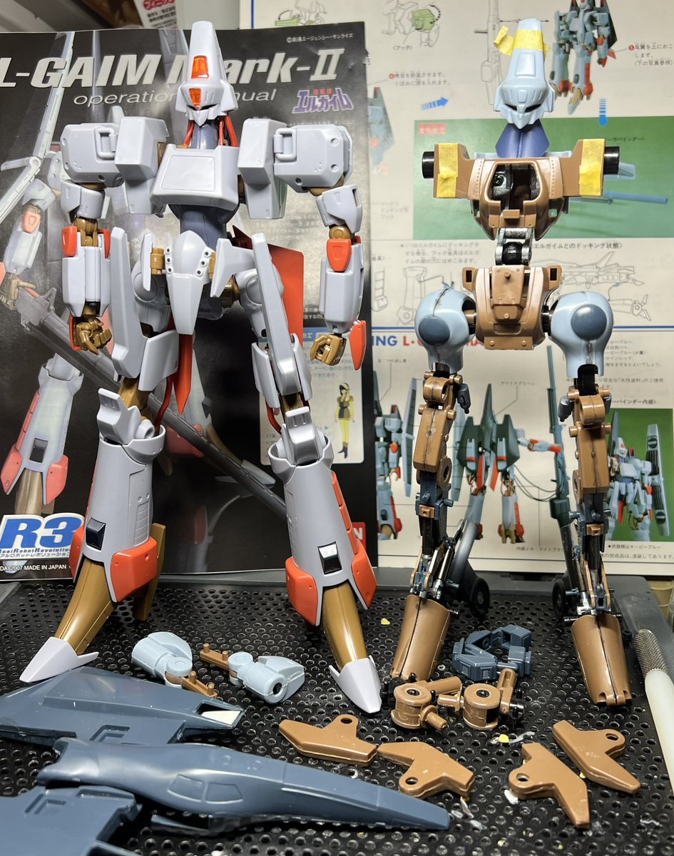 1/100 エルガイムMK-II 左:R3 右:旧キットフルアクション 比較すると