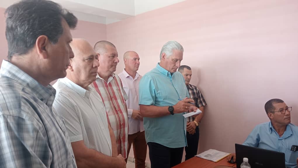 📢 El Primer Secretario del Comité Central del Partido Comunista de Cuba, @DiazCanelB ya está en el municipio Jesús Menéndez. 📌 Inició su recorrido por el Parque Eólico Herradura 1. #LasTunas #YoSigoAMiPresidente #GenteQueSuma