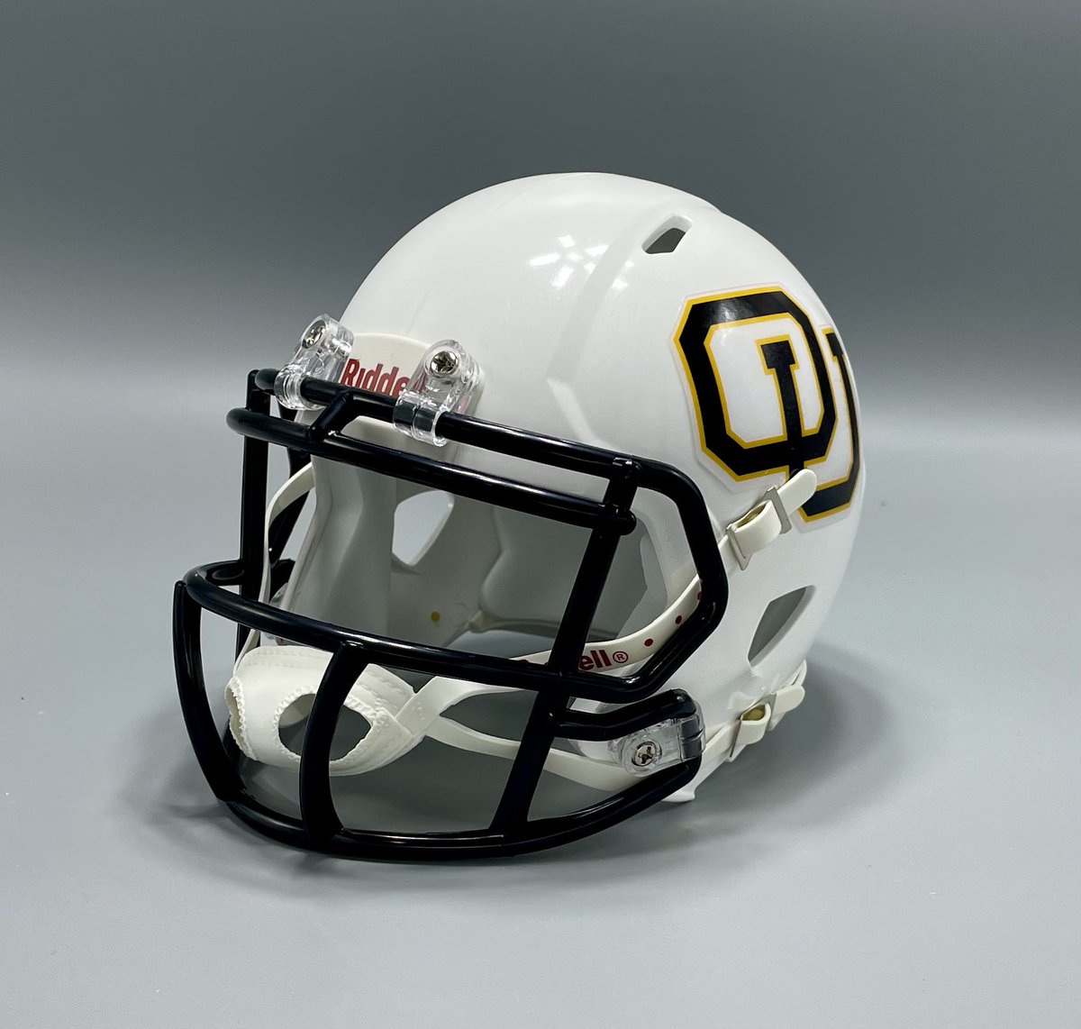 Love the new looks with @OttawaBravesFB can’t wait to see the new yellow mask on the field. @CoachNickDavis