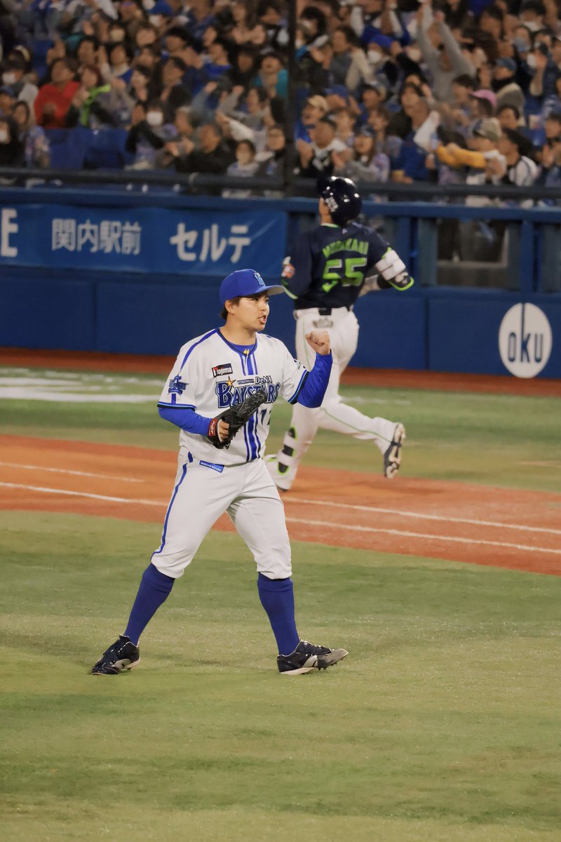 後ろの悔しそうな村神様がいい味出してる

#baystars #ベイスターズ #横浜優勝
#東克樹