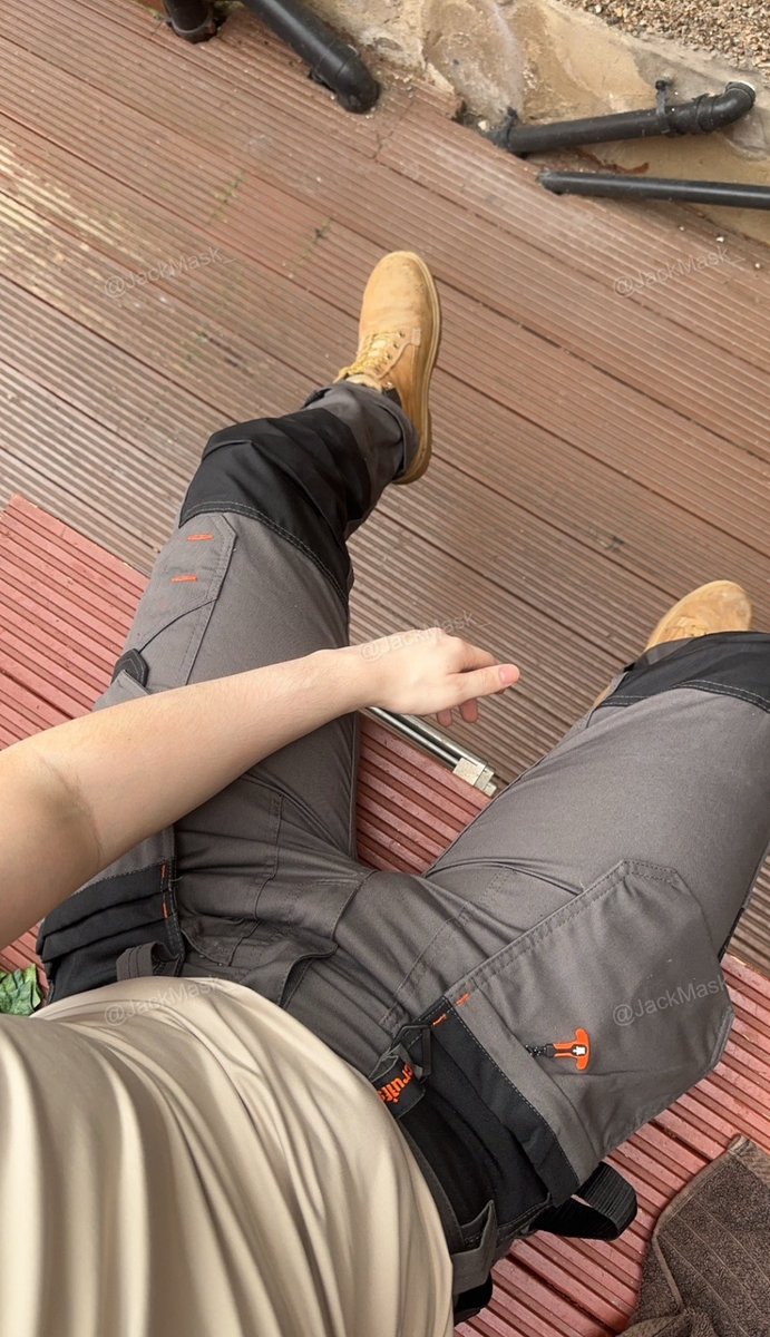 Too hot to be wearing work trousers in this weather ☀️👷🏼‍♂️

onlyfans.com/jackmask