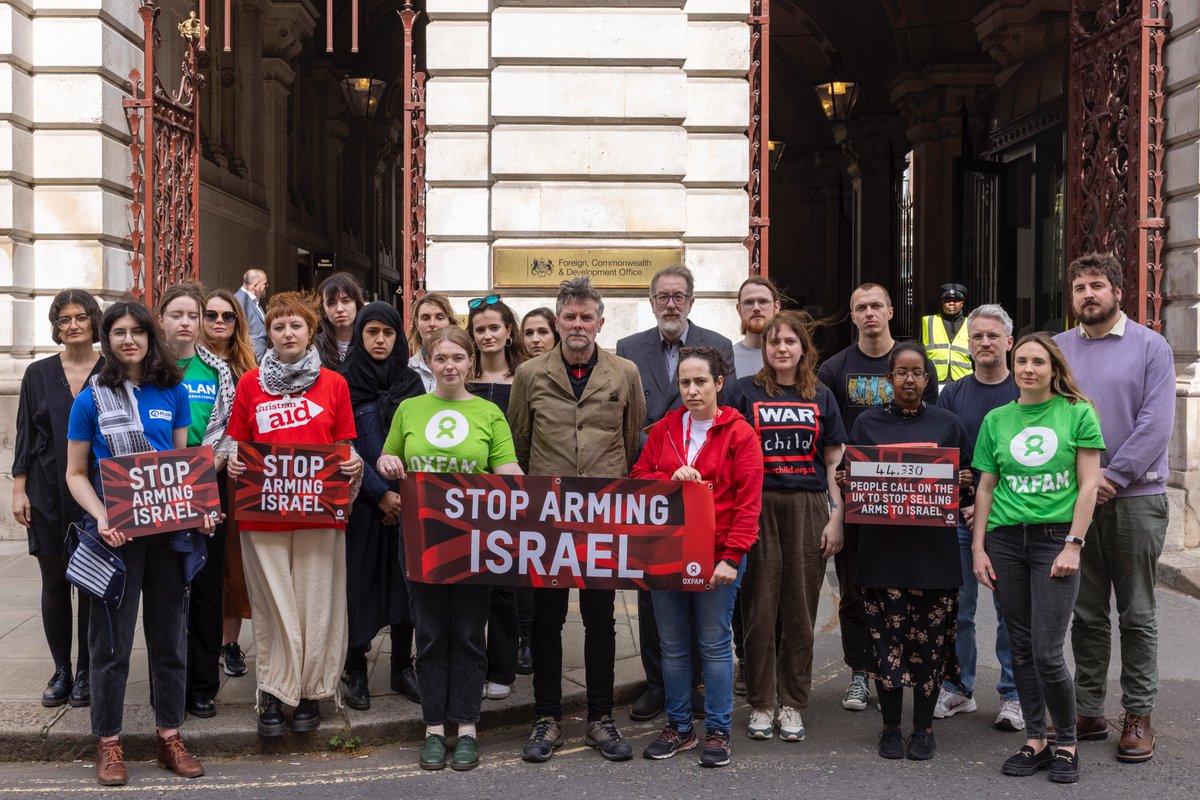 Today we joined @oxfamgb to hand in an open letter directly to the government, demanding that the UK stops selling arms to Israel & helps secure an immediate, permanent ceasefire. Add your voice: oxfam.org.uk/get-involved/c… #StopArmingIsrael #CeasefireNOW