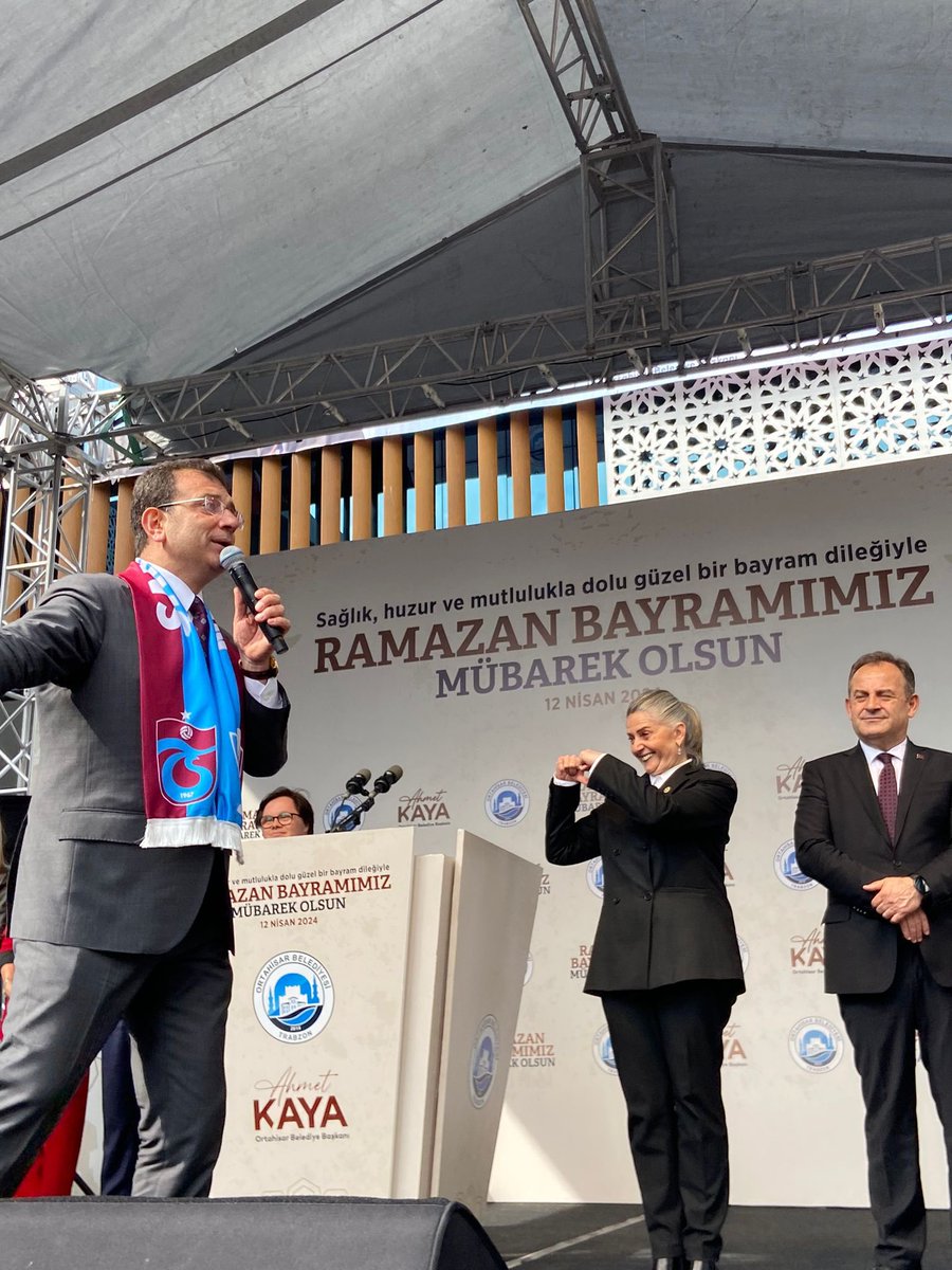 İstanbul Büyükşehir Belediye Başkanımız Sn. @ekrem_imamoglu ile birlikte Ortahisar Belediyesi önünde değerli hemşehrilerimizle bayram havasında bir miting gerçekleştirdik. Her bayram birlikte daha da güçlenerek, hep birlikte daha güzel yarınlara yürüyeceğiz!