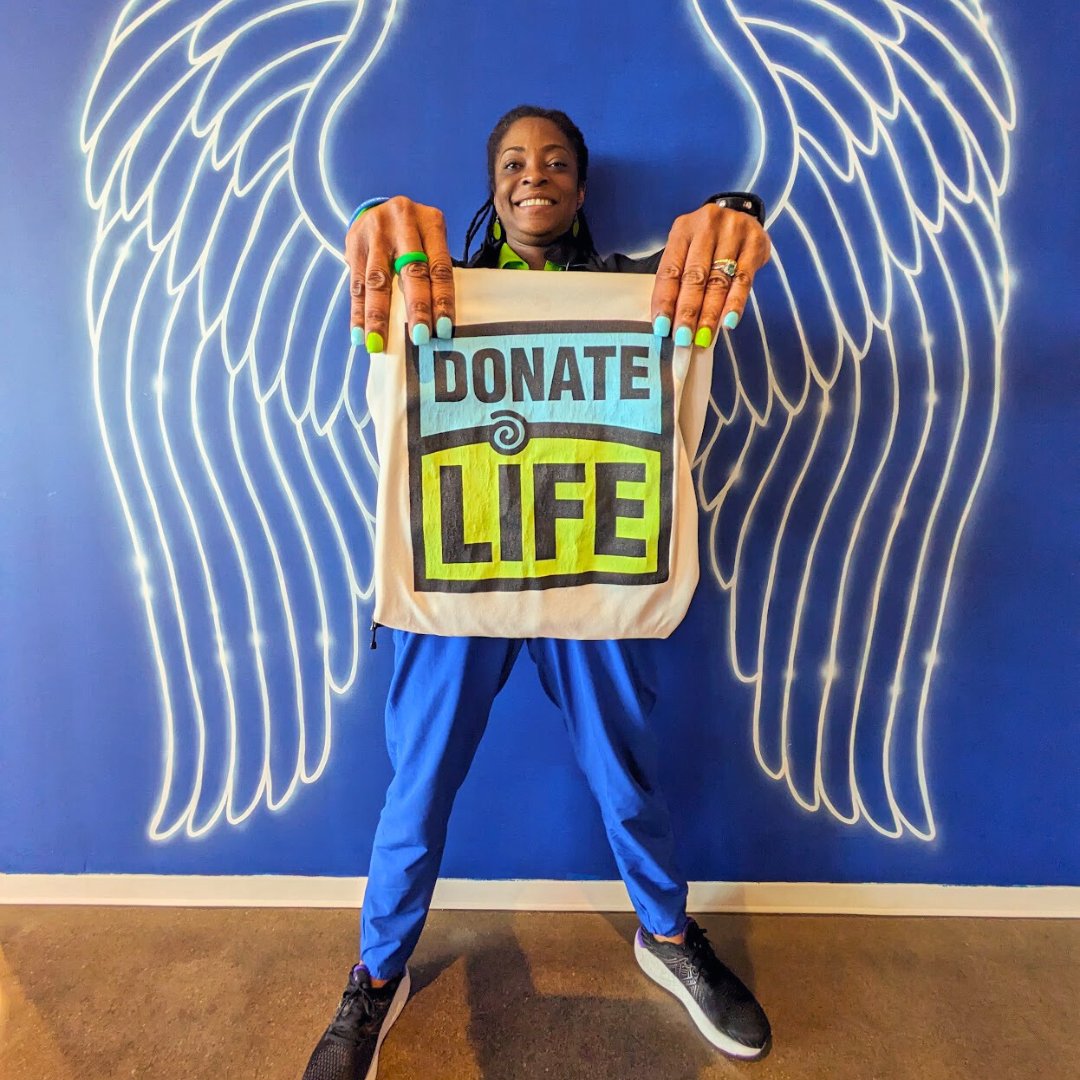 Happy #Blueandgreenday from all of us at LiveOnNY! Give hope. Give life. This #donatelifemonth , join the movement and register as an organ donor to become a real life hero: registerme.org