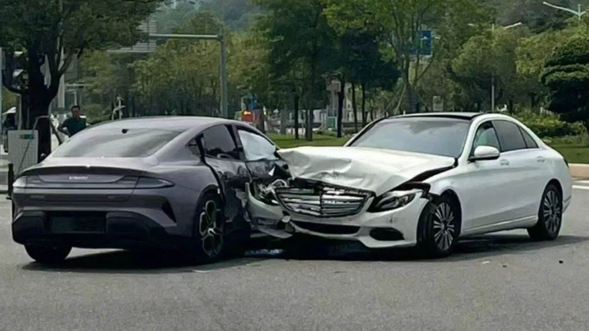 Xiaomi'nin elektrikli otomobili SU7, ilk kazasını bir Mercedes ile yaptı.👀
