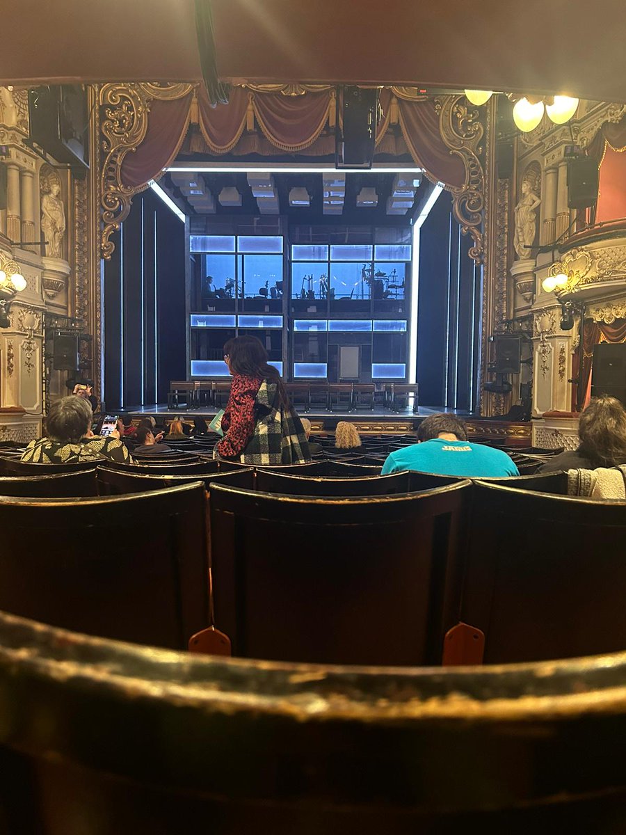 As a treat for some young people from our HOME wellbeing programme, yesterday we went to see the wonderful 'Everyone's talking about Jamie' at the Lyceum Theatre! 🎭It was an amazing show💫