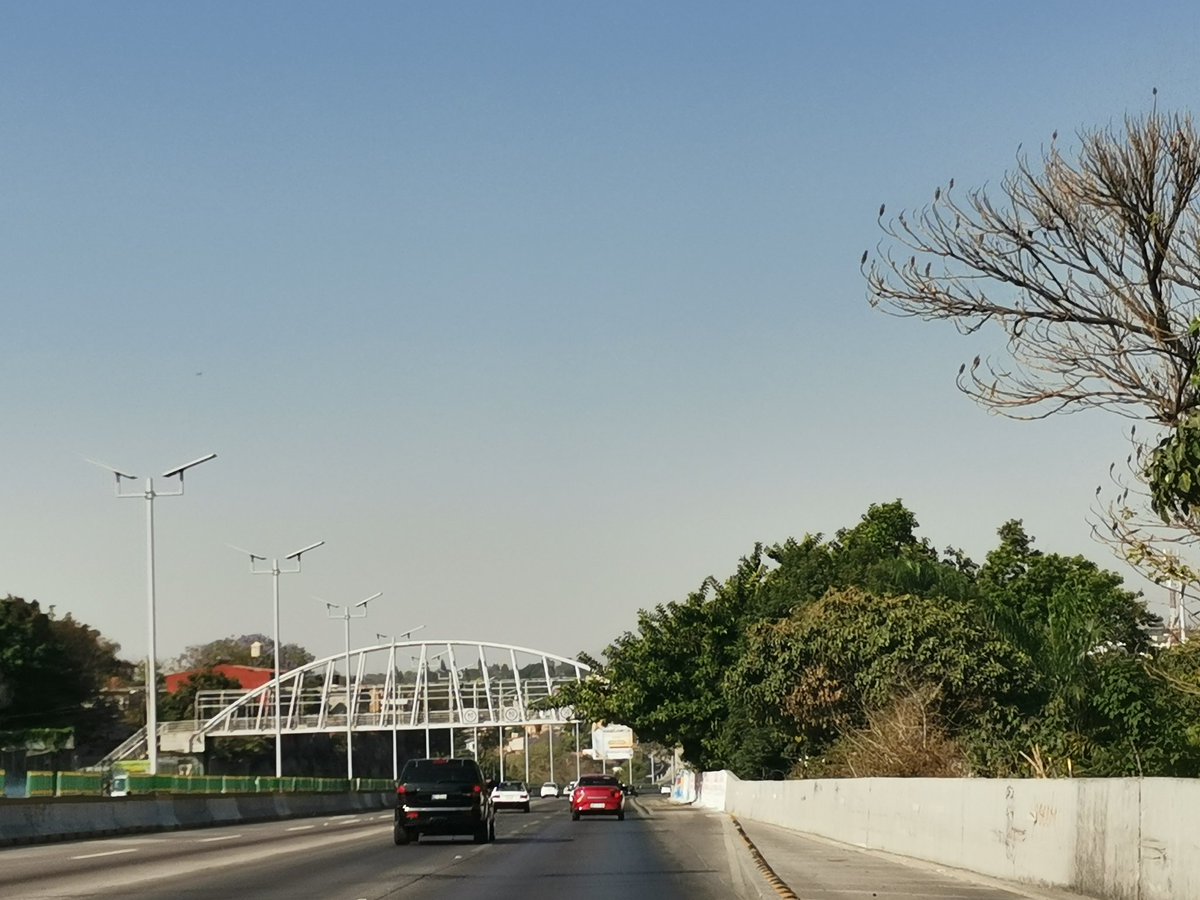 #MedioAmbiente | Reportan mala calidad del aire en la zona Metropolitana de #Morelos, esta mañana de viernes. 💨

Imagen tomada desde el Paso Exprés.