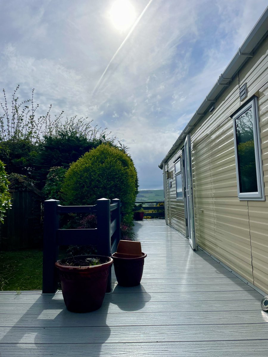 patriciascanl18's tweet photo. The sun is doing it’s best to come out and I’m ready and waiting. #VeryExciting https://t.co/4FAka9AZ3n