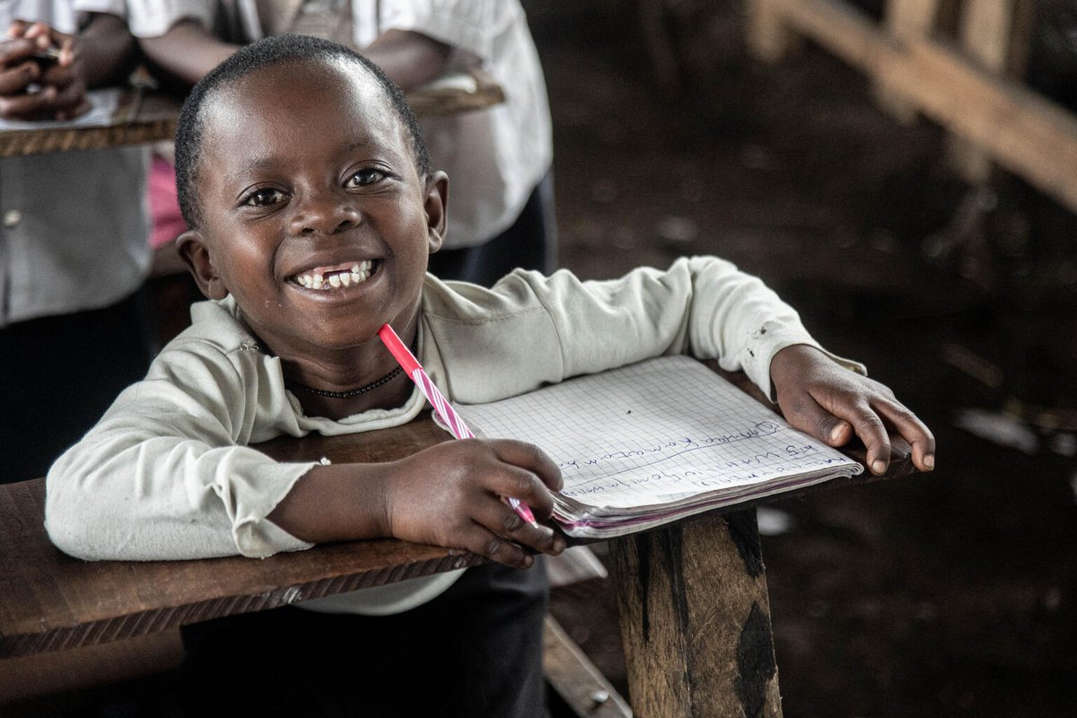 Rebecca, 7 ans, a retrouvé le sourire sur les bancs de l'école 😁 Elle a fui son village à l'est de la RD Congo pour trouver refuge avec sa famille à Lushagala, où elle étudie dans un espace temporaire d'apprentissage mis en place par l'UNICEF.