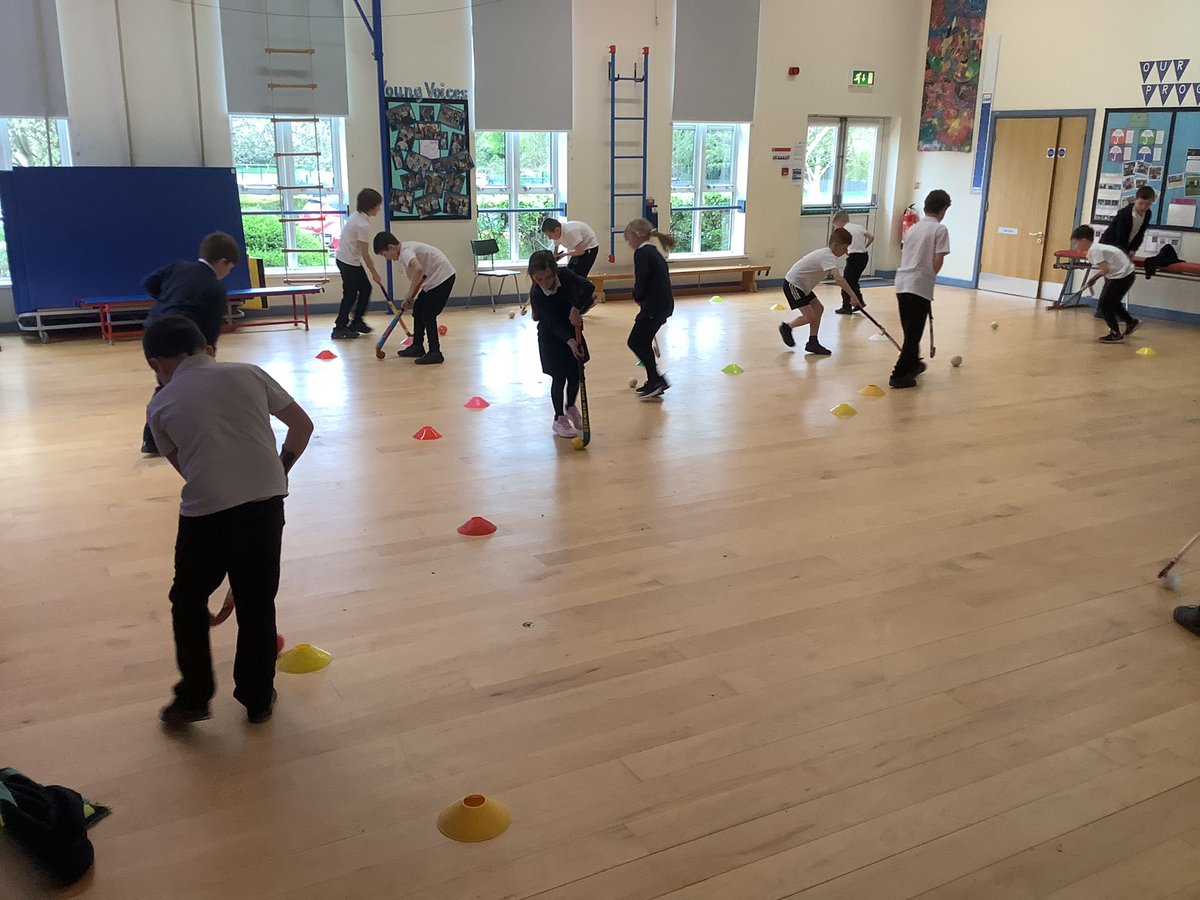 Well done to all the children who attended the hockey after school on Wednesday. Everyone showed fantastic dribbling and passing skills 🏑🏑🏑 @eboractrust @MrJeff85 #bandbpe #physicalactivity