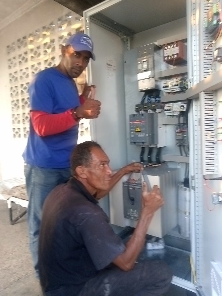 Reconocimiento a la brigada electromecánica de la UEB Acueducto y Alcantarillado por su dedicación en la instalación de las bombas de agua en los pozos de Cayo Redondo, que dan abasto al municipio Manzanillo.
#Manzanillo
#GranmaVencerá
#GenteQueSuma
#Cuba