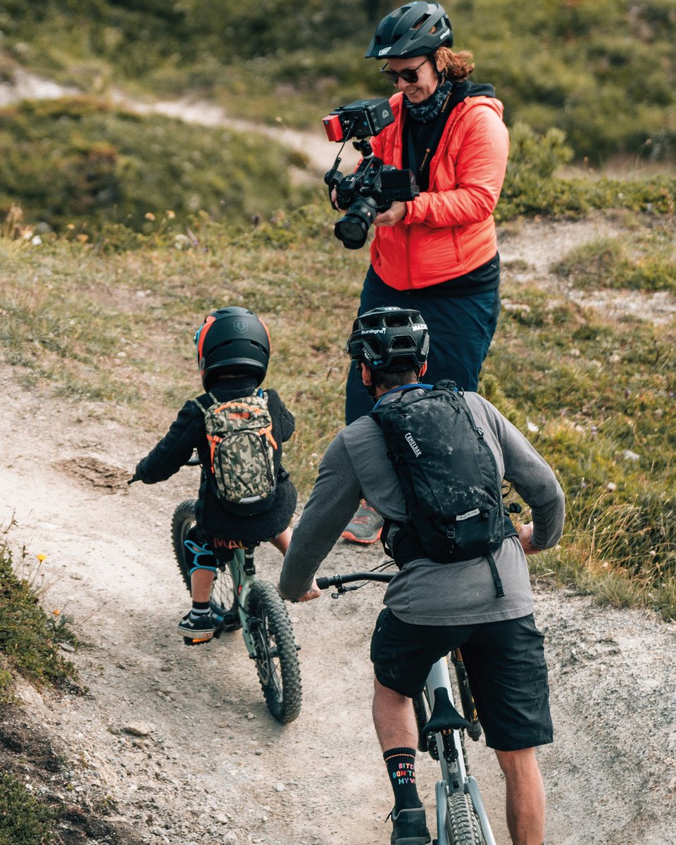 Manchmal sind es die kleinen Geschichten, die die größte Bedeutung haben. ❤️ Susanna hat berührende Momente zwischen einem Vater und seinem Sohn und ihre Abenteuer in den Schweizer Alpen eingefangen. #SonyAlpha #AlphaUniverse #FX6 @alphauniversebysony.eu