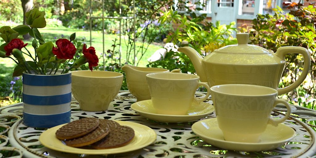 Warm enough for a pot of tea on the patio.

Enjoy yours in our fab pastel yellow #vintage Woods Ware Jasmine. bit.ly/1SX5I

#Fridayfeeling #vintagehome #afternoontea