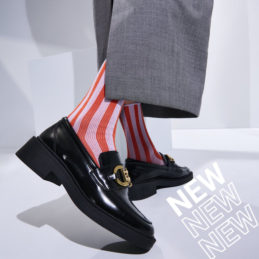 tabio_usa's tweet photo. New product dropped!! Grab these colorful striped crew socks to give you a boost. We're in a better mood already! 🧦 

#Tabio #TabioUSA #SockEnthusiasts #StepBeyond #UltimateComfort #HighestQuality #TabioStyle #SocksStyle #FashionSocks https://t.co/JCkvS4BOP8