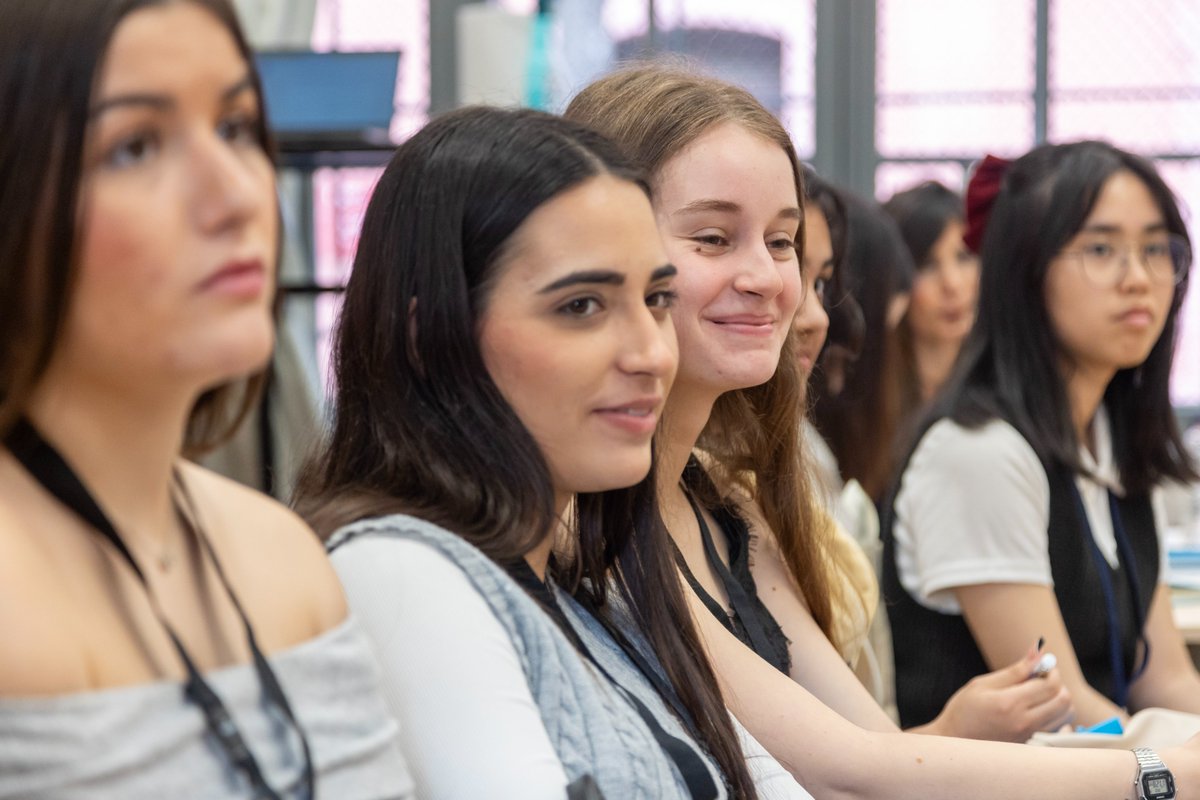 consorciedubcn's tweet photo. 👩💻1r #TalentSpeedDating amb les alumnes de Gestió administrativa de l'@EdTbarcelona que participen en el projecte #Be_transdigital👥A través d'entrevistes simulades amb professionals voluntàries dilluns van descobrir oportunitats i sortides d'estudis tecnològics de grau superior. https://t.co/6pT3HrlfJP