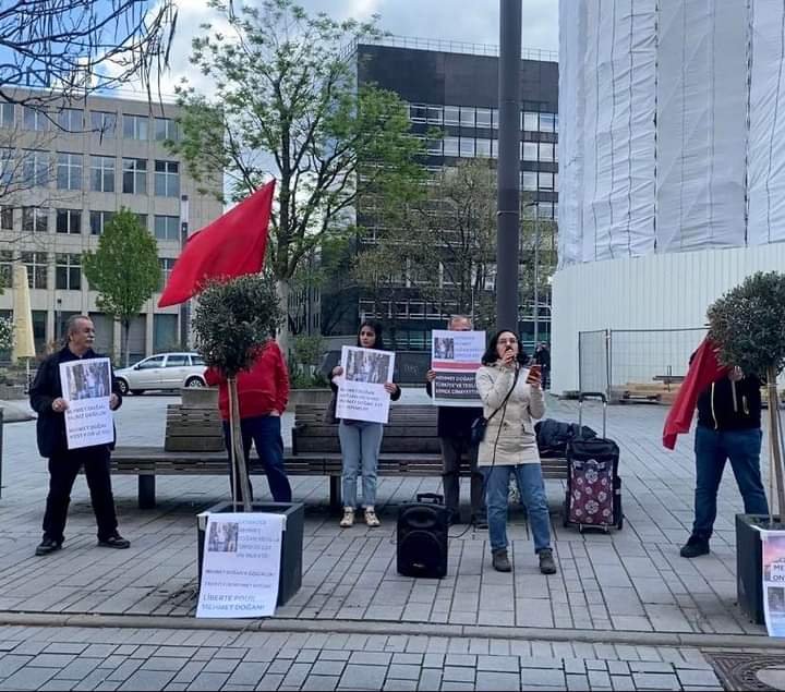 10 Nisan 2024 günü Grup Yorum olarak Düsseldorf’ta Fransa Konsolosluğu önünde eyleme katıldık Hiçbir mahkeme kararı olmamasına rağmen Fransa emperyalizmi Mehmet Doğan’ı iade etme kararı veriyor Memet Doğan hakkında iade kararı iptal edilsin Devrimcilik yapmak suç değil görevdir