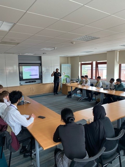 ardenfutures's tweet image. Thank you Dr Qureshi for talking to our students about careers in emergency medicine.  You do amazing work! Our students were very inspired!! #FutureFriday @ArdenAcademy