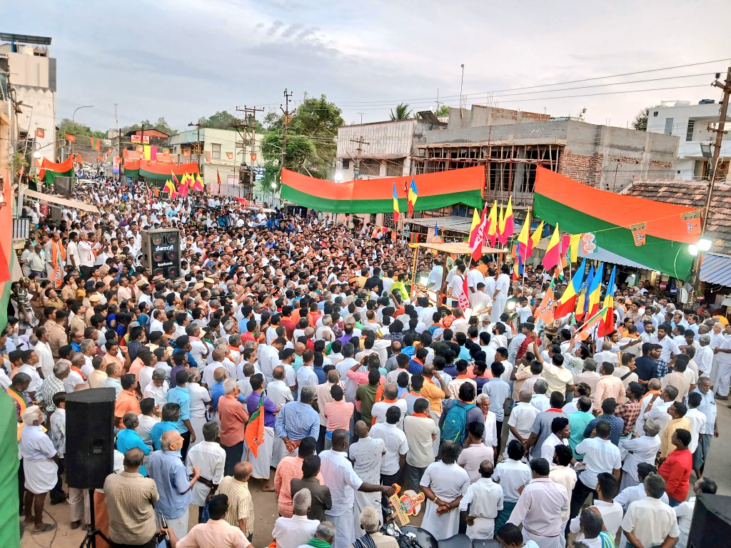 Tmt @nsitharaman takes part in a road show organised by @BJP4TamilNadu in Thanjavur district in Tamil Nadu.

Thiru M. Muruganandam (@KaruppuMBJP), @BJP4India's candidate from the constituency for the upcoming Lok Sabha elections, is also present on the occasion.

மத்திய…