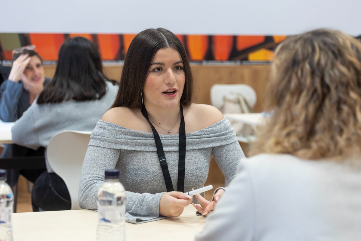 consorciedubcn's tweet photo. 👩💻1r #TalentSpeedDating amb les alumnes de Gestió administrativa de l'@EdTbarcelona que participen en el projecte #Be_transdigital👥A través d'entrevistes simulades amb professionals voluntàries dilluns van descobrir oportunitats i sortides d'estudis tecnològics de grau superior. https://t.co/6pT3HrlfJP