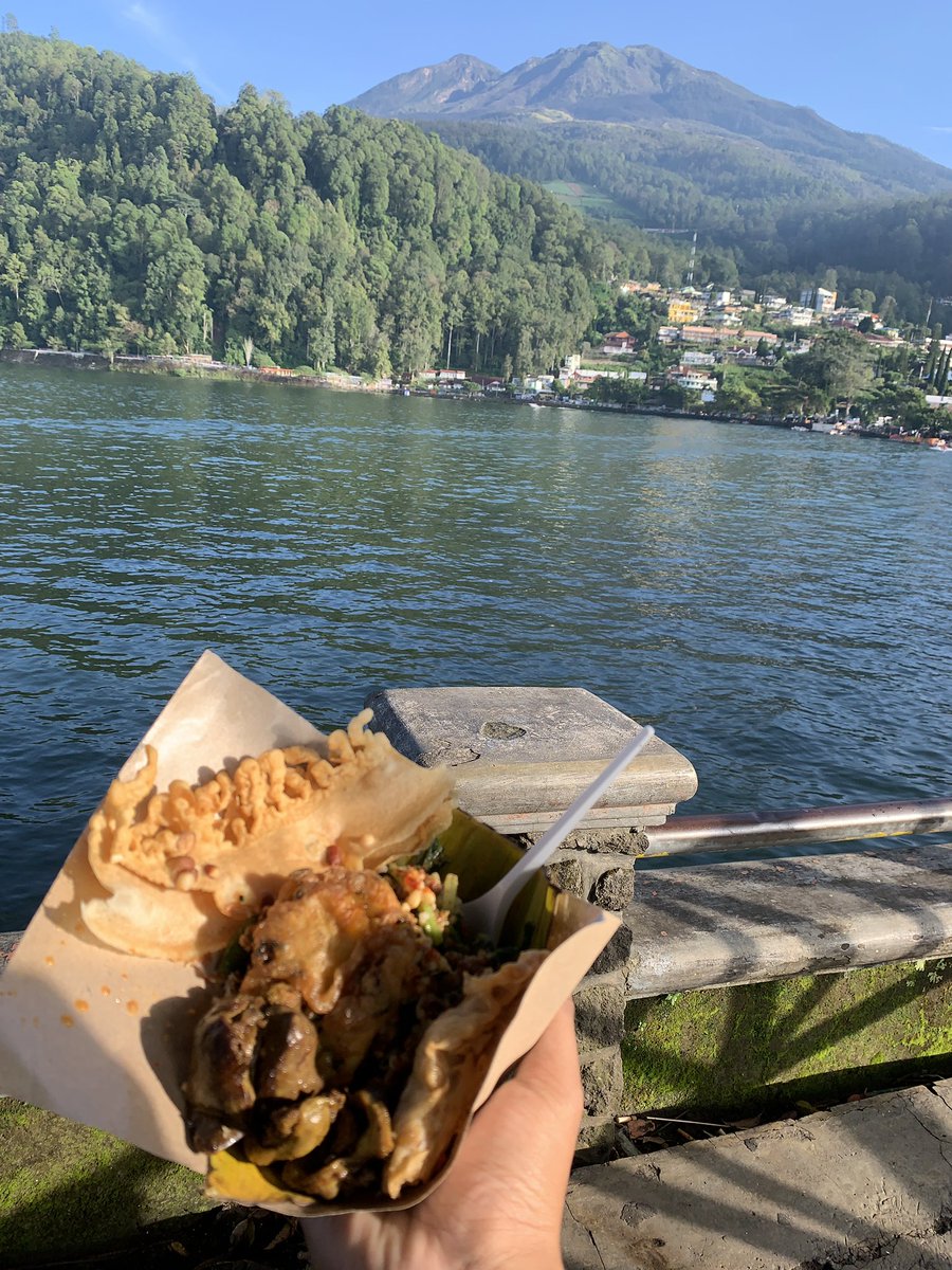 Daffafirmans's tweet photo. judulnya “makan pecel with the view” https://t.co/roZhfEfE6A
