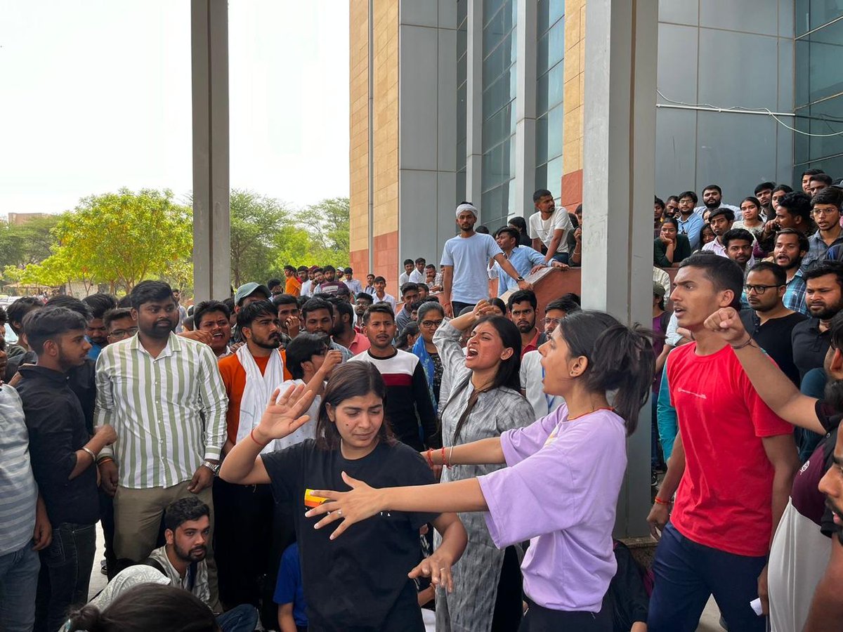 आज हरियाणा केंद्रीय विश्वविद्यालय, महेंद्रगढ़ में बाहरी एवं असामाजिक तत्वों के द्वारा विश्वविद्यालय परिसर में जबरदस्ती घुसकर विद्यार्थियों के साथ मारपीट करने की घटना के विरोध में अभाविप कार्यकर्ताओं ने इस घटना में संलिप्त व्यक्तियों, पदाधिकारियों एवं अध्यापकों पर उचित कार्रवाई…