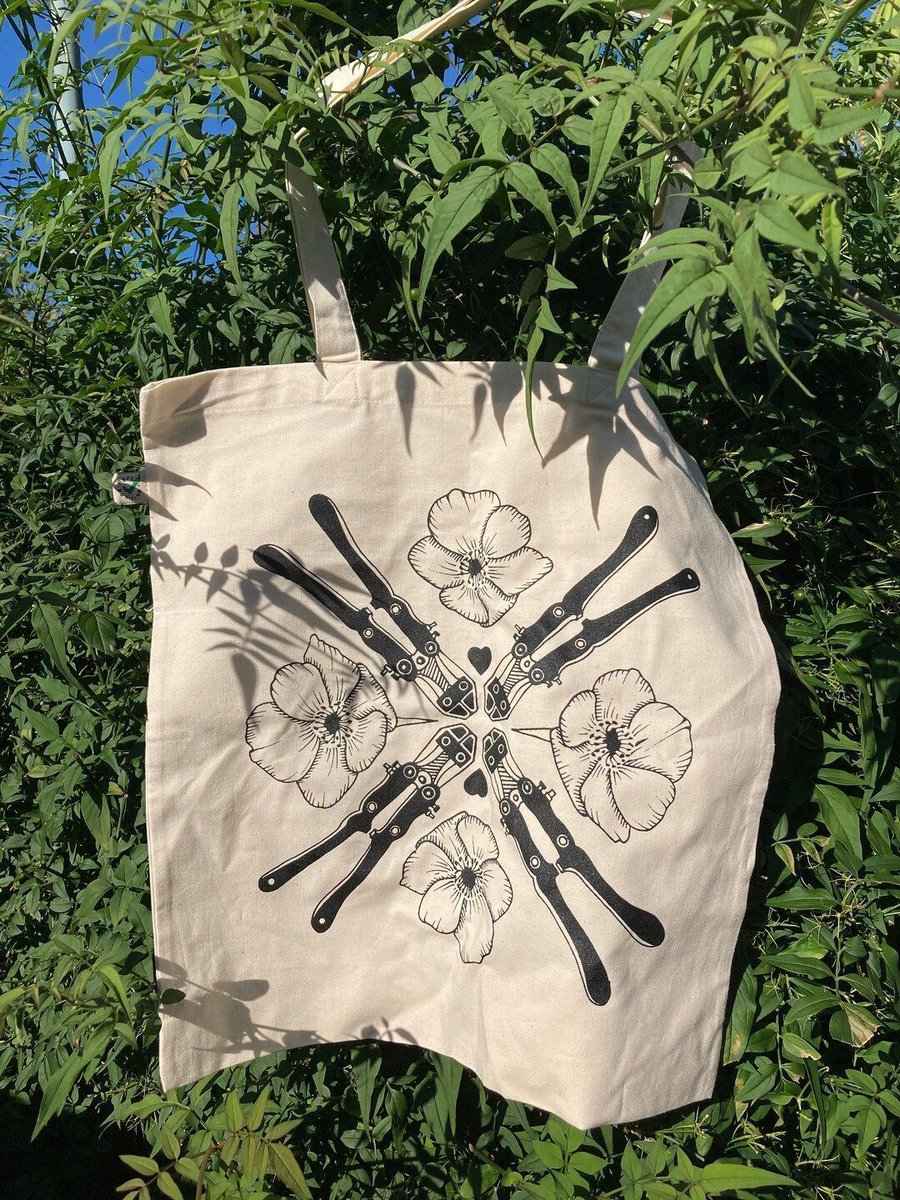 Our gorgeous tote bags feature a beautiful #Greenham design made by Kayleigh Hilsdon! 😍 Get yours here and share the love - just wait til people ask you what those boltcutters are about - buff.ly/3ExqVLk