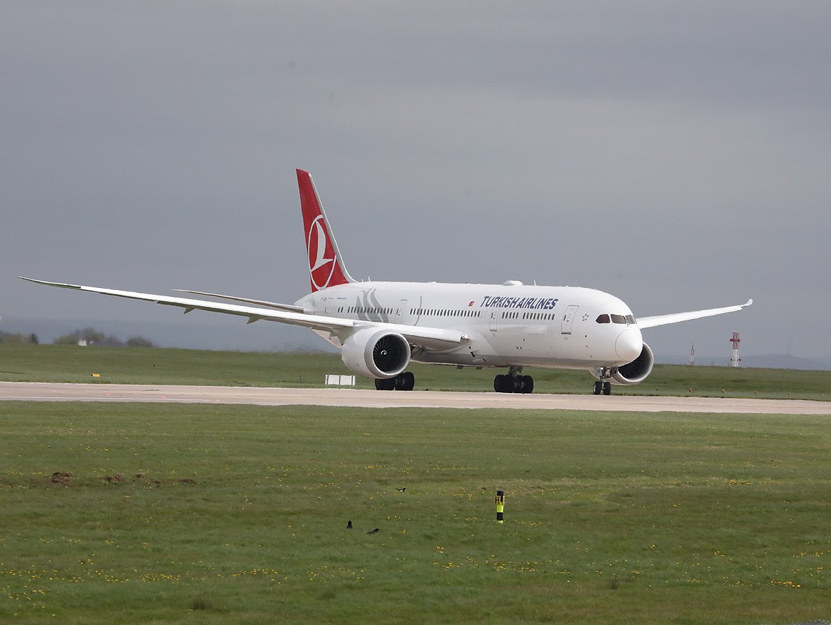 Turkish Airlines sent a Dreamliner into Manchester today . Brand new TC-LMB seen here turning onto 23L for its flight back to Istanbul 12/04/2024.
@TurkishAirlines @manairport 
@SPD_travels @AvgeekMel 
#avgeek #aviationphotography 
#aviation #avgeeks