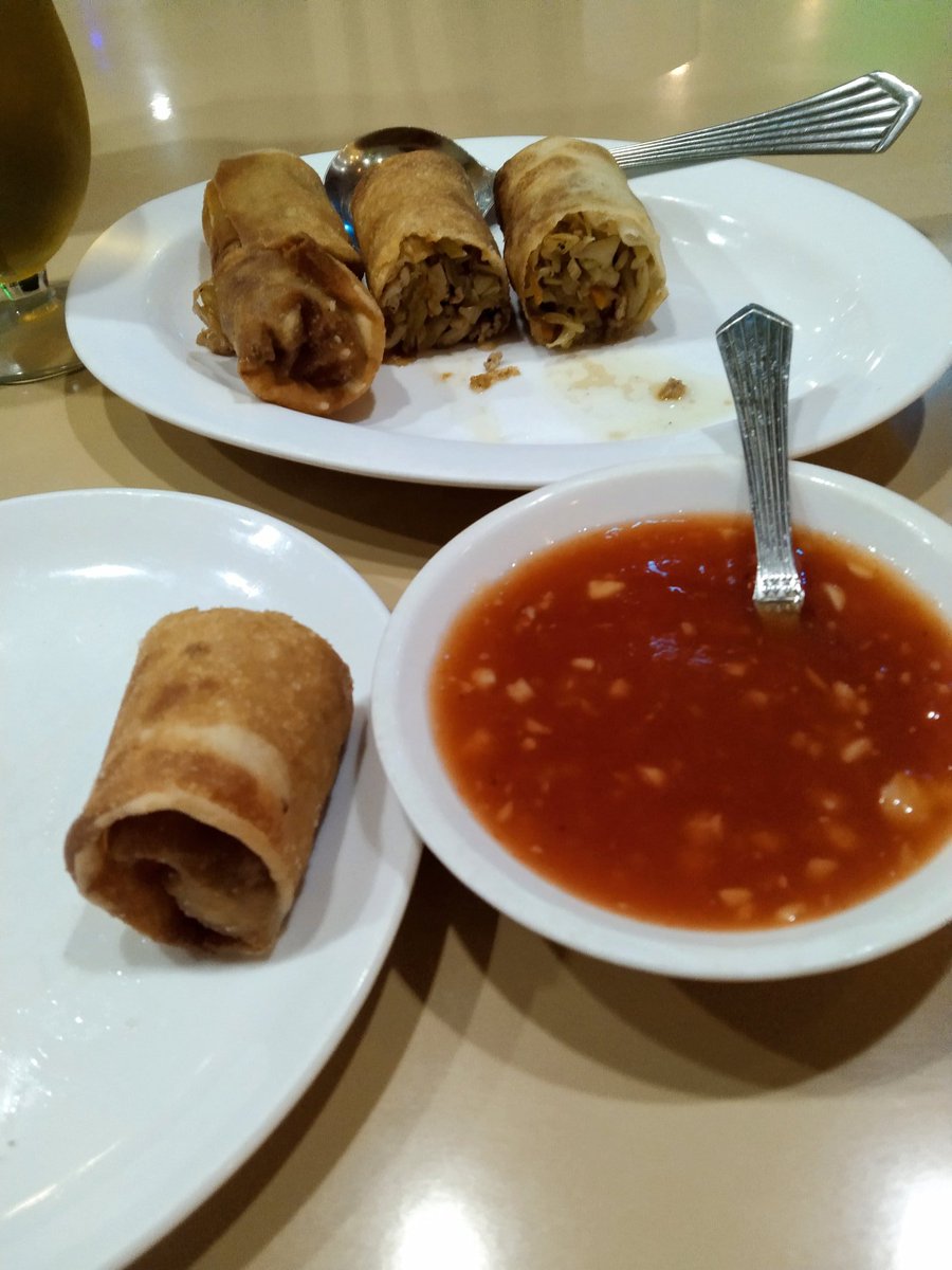 Spring rolls and garlic sauce. I told #LingsPavilion Colaba guys that I will die after such brilliant food... So they haven't let me die..