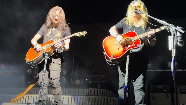 Watch TESLA Dedicates 'Love Song' To FIREHOUSE's CJ SNARE During Las Vegas Concert blabbermouth.net/news/watch-tes…