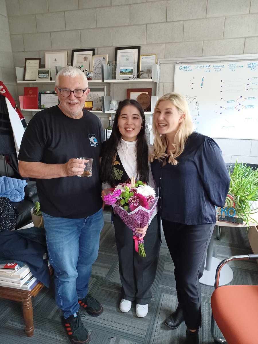 @ZGROUPUL welcomes the World's newest PhD, @sbnbkv🇹🇳, who defended her viva on flexible sorbents today. 🙏 to external examiner @LMacreadie🇦🇺who sets a new record for miles travelled for a viva. Bonne chance et bon voyage Jama!