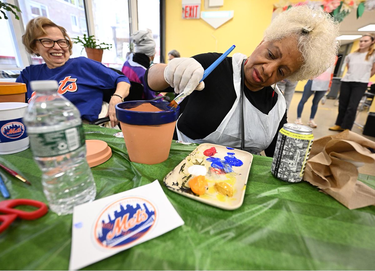 Activities like gardening and art are proven to have significant positive effects on the mental and physical well-being of senior citizens. That's why we brought our Senior Smiles program to @CBurdenNetwork and teach seniors how to garden and decorate @Mets themed pots! 🧡🪴