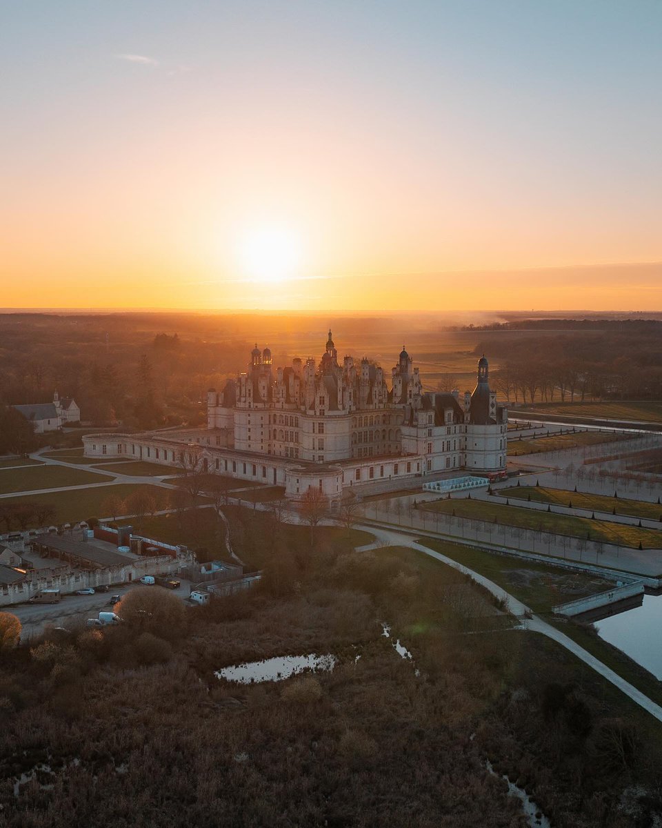 Tout simplement sublime 🌞😍. Le domaine de Chambord, bercé par le coucher du soleil 👑. Crédits 📸 : Merci @florian_wizi pour ce cliché magique ✨.