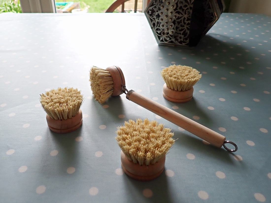 Just received delivery of this 'eco-friendly' washing up brush! It comes with extra replacement heads. The bristles are made of sisal. I had something like this many years ago but its bristles were rather poor and didn't last very well, so I hope this new one will be better...