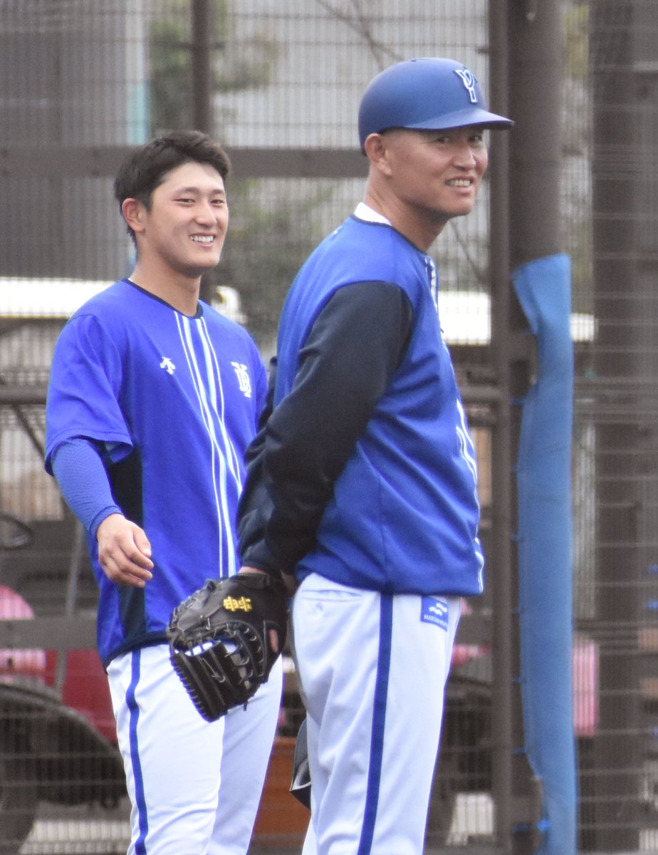 この師弟が大好きだと何百回言えばいいのか😆
#松尾汐恩 #鶴岡一成 #baystars 
20240412 DOCK