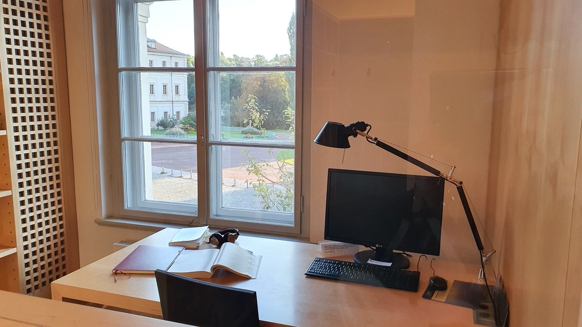DirektorHAAB's tweet photo. Auf der Suche nach dem eigenen Arbeitszimmer in der Bibliothek? Nutzen Sie eines unserer sechs Carrels. Mehr Infos hier: https://t.co/cRbyNFmmE5 https://t.co/Af0ZS71S2X