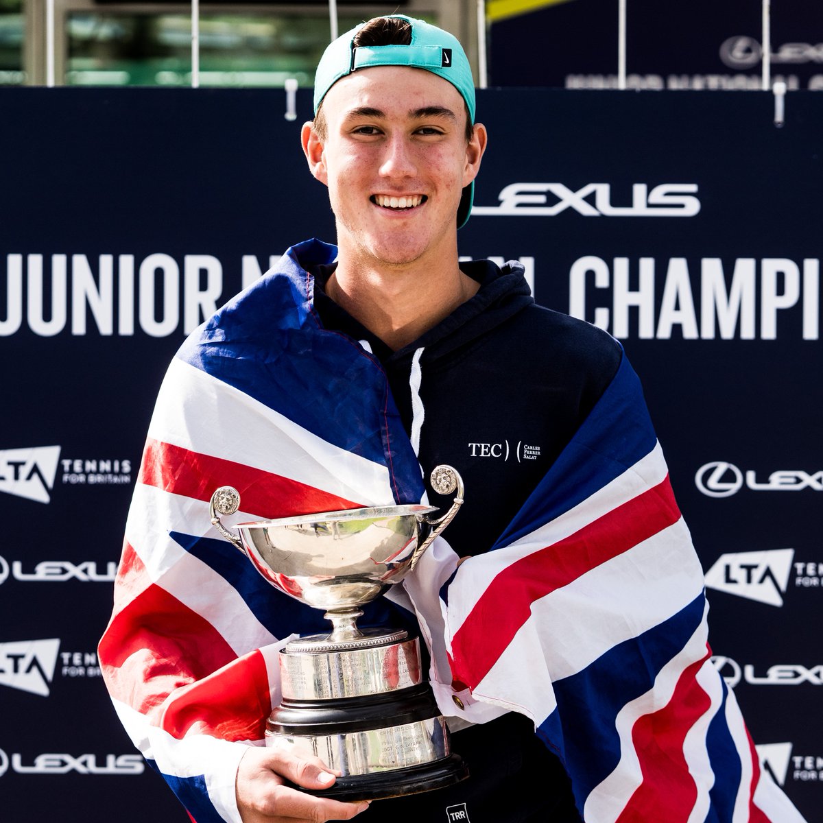Oliver Bonding is the 18U Boys’ winner of the Lexus Junior National Championships 🏆 

Oliver beat Charlie Robertson 6-3, 3-6, 6-4 to win the title and will now receive a wild card into <a href="/Wimbledon/">Wimbledon</a> qualifying and into the Junior Wimbledon Championships main draw

📷 Kane Smith