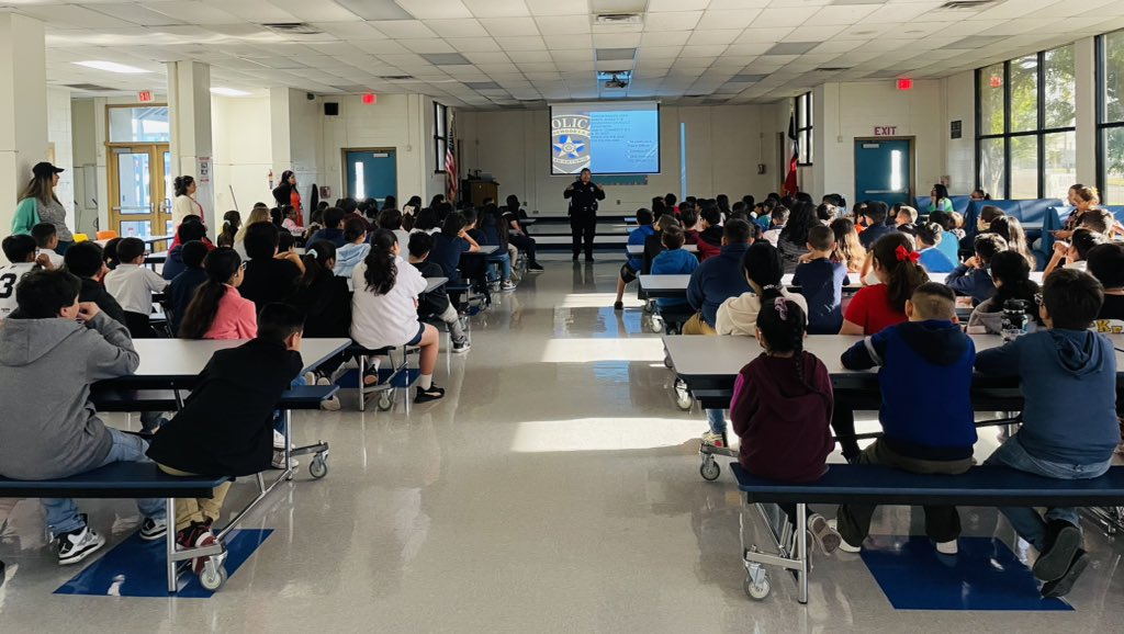 Thank you @EISDPDofSA Officer Ramos and Sgt. Galvan for engaging with @Winston_ISE Students in conversation about safety and positive choices! #TeamWISE @TheInstituteSA1 @RosaSolis2127 @dra_snsanchez