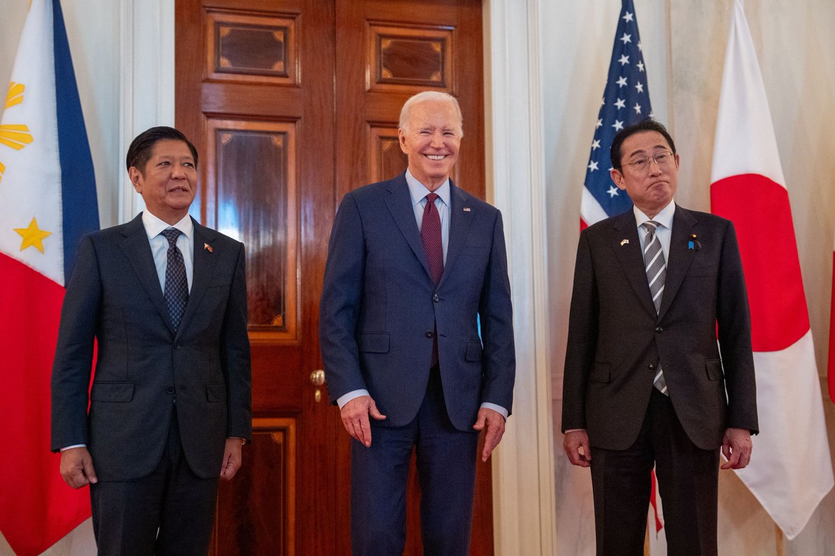 Washington, Tokyo et Manille dénoncent le 'comportement dangereux' de Pékin en mer de Chine méridionale. Après un sommet inédit entre les dirigeants 🇺🇸 🇯🇵 et 🇵🇭 radiofrance.fr/franceculture/…