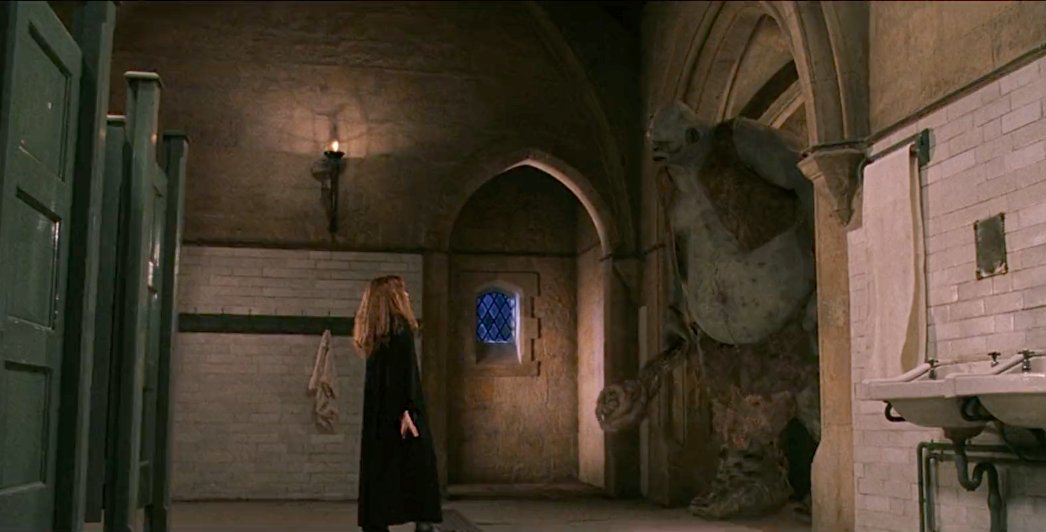 > w 1szej części Harrego Pottera w łazience ukrywa się Hermiona > to żeńska łazienka > do łazienki wchodzi nieproszony potwór > ta paskuda to troll > troll atakuje dziewczynkę swoją pałką Myślę, że oznaki, że Rowling jest kryczyczna wobec transów, były dość wcześnie 😆