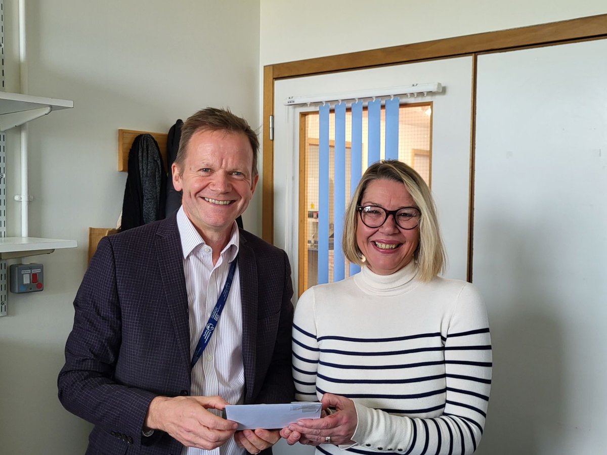 🎉 Join us in celebrating Sharon, MDT Co-Ordinator at the Cancer Centre, as she receives her 30-year anniversary presentation from our Chief Operating Officer, Joe Teape! 🙌 Congratulations on this incredible milestone! 🥳 #LeadTheWay #WeAreUHS #HealthcareHeroes @UHSFT