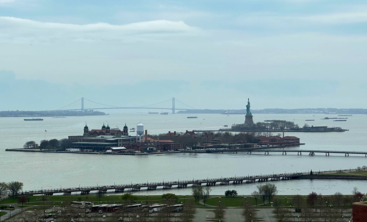 free_style_chef's tweet photo. Hello again, New York City!
Walking around Manhattan is always full of delights, even on foggy days.
🏙️ Lower Manhattan skyline
🗽 Statue of Liberty
🏞️ Central Park blossoms
⛪️ St Patrick’s Cathedral
#nyc #nycsights
#NewYorkCity #NewYork #travel #tourist #Manhattan #fog https://t.co/4w1ZWjpYuR