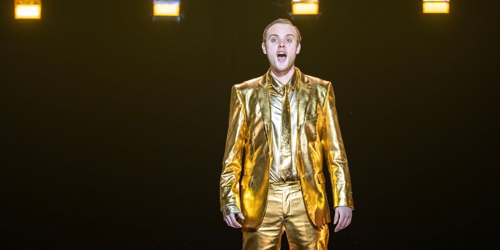 Get to know the man behind The Voice of Apollo ⭐ Donning a dazzling gold suit in our production of Death in Venice, is the award-winning countertenor, Alexander Chance. Get to know all about Alexander in his interview with @WalesArtsReview 👇walesartsreview.substack.com/p/artist-q-and… #WNOvenice